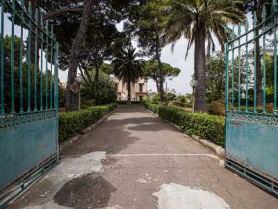 Preceduta da un viale circondato da una folta vegetazione, fu costruita nel 1901...