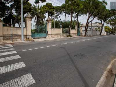 Ritorniamo in strada e camminiamo per pochi metri: ai civici 471 e 473, dietro un cancello verde, ci aspetta l�incantevole Villa Suppa