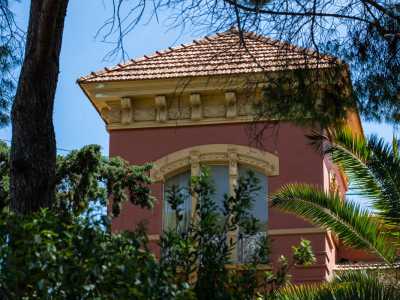 ...e soprattutto per il particolare torrino belvedere con tetto a falde spioventi