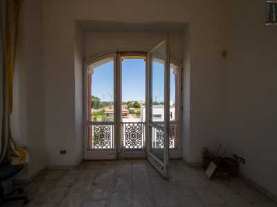 Ci ritroviamo cos� in una stanza priva di arredi ma avvolta da una forte luce che penetra attraverso quattro finestre arricchite da infissi e ringhiere chiare