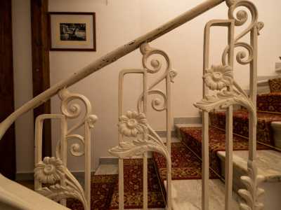 ...arricchita da un passamano liberty in ferro battuto bianco che ci conduce all�interno del torrino