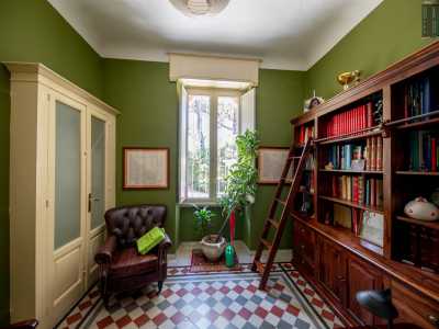 Ad esempio nello studio il verde delle pareti mette in risalto i colori delle mattonelle d�epoca decorate con forme geometriche e floreali