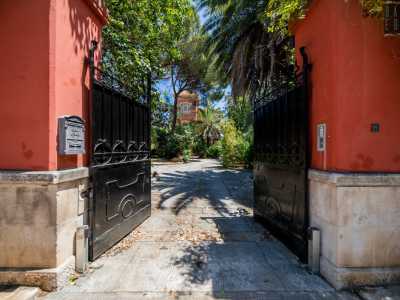 Superata la cancellata nera entriamo anche qui in un ampio giardino