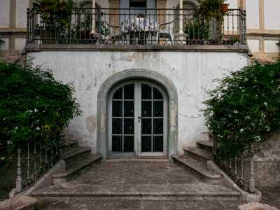 Una doppia scalinata conduce poi all�ingresso preceduto da un terrazzino