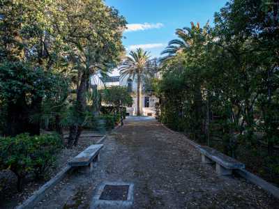 Superiamo cos� il cancello rosso per entrare nel giardino. Percorriamo il viale puntellato da alberi, siepi ben curate e panchine in pietra vegliate da antichi lampioncini