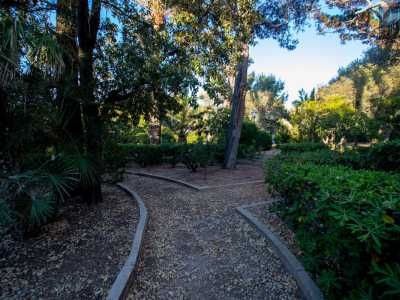 Siamo in un tipico giardino all�italiana, riconoscibile dalla simmetria e dall�ordine geometrico delle viuzze e delle aiuole che ospitano arbusti e piante tipicamente mediterranee