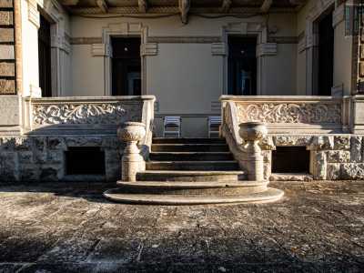 La nostra attenzione si rivolge subito alla gradinata d�ingresso della loggia centrale in pietra di tufo di Lecce. � composta da sette scalini impreziositi da due fioriere laterali, dai quali partono fregi che decorano l�intero balcone al piano rialzato