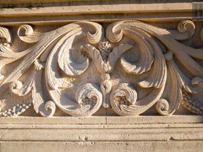 ...ma anche bassorilievi con conchiglie, fiori e ghirigori