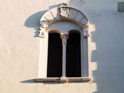 Interessante � anche la cornice ad arco estradossata e la bifora, che con la sua lunetta superiore � decorata con linee pi� morbide, un chiaro richiamo all�epoca medievale