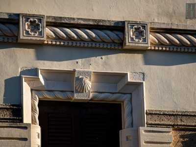 Qui sono presenti quattro porte-finestre caratterizzate da una balaustra superiore con ornamenti geometrici quadrangolari rigorosi...