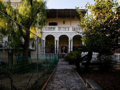 Risaltano qui le bianche colonne con archi a tutto sesto poggiati sui capitelli e al primo piano il balconcino con le pareti tinte di un rosa antico