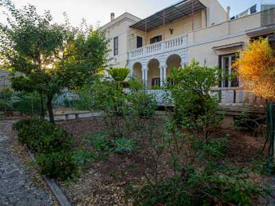 Ci ritroviamo cos� davanti alla parte retrostante del fabbricato, affacciata su un piccolo giardino e caratterizzata da un loggiato posto su un piano rialzato