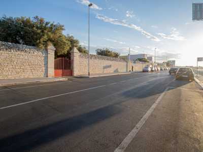 ...si trovano le due colonne che racchiudono l�ingresso della residenza...