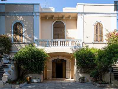 L�edificio si presenta con una facciata color crema divisa in due piani (il primo un tempo riservato agli agricoltori, il secondo ai padroni di casa). L�impianto � di stile neorinascimentale e simmetrico... 