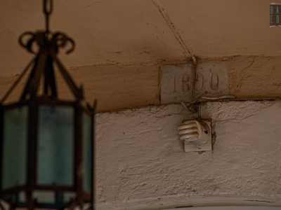 Sul prospetto � affissa anche una targa che ricorda la data di costruzione della Manzari: il 1890