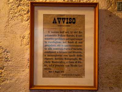Su una parete � incorniciata una pergamena datata 4 maggio 1878: si tratta di un decreto di Giuseppe Manzari che proibisce la caccia nella contrada
