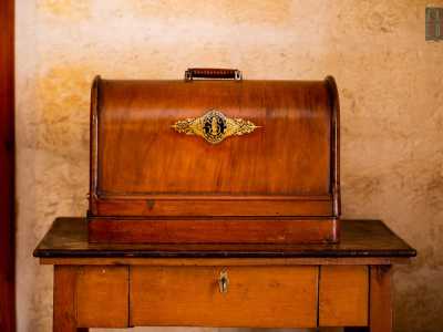 Il documento non � l�unico oggetto d�epoca: attorno a noi notiamo ad esempio una macchina da cucire col caratteristico coperchio...
