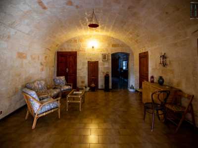 Ma � arrivato il momento di entrare. Ad accoglierci � un ambiente fresco coronato da alte volte