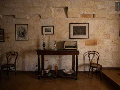 ...oggi sono spazi ampi ornati sobriamente da cassapanche e com�, sedie e tavolini, piccoli quadri, candelabri antichi e una radiolina d�epoca