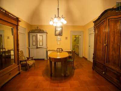 Tramite una scala giungiamo ora al pi� �nobile� piano superiore e alla camera dello zio prelato...