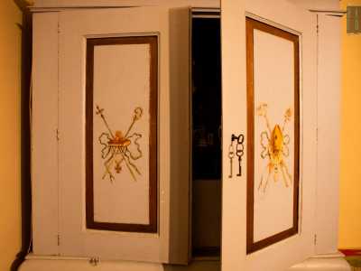 Un armadietto in legno ci riserva una chicca...