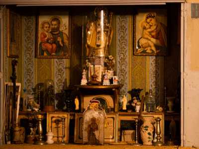 ...le sue ante si aprono infatti su un altare domestico, tripudio di immagini sacre, statuine e manne, davanti al quale si sono svolte funzioni fino agli anni 80