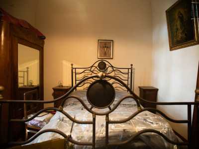 Nella stanza da letto, che conserva l�arredamento originale...