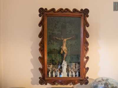 ...ci imbattiamo in un�altra sorpresa: un particolare crocifisso in cera dell�800 con tanto di �porticina� che svela il costato di Cristo