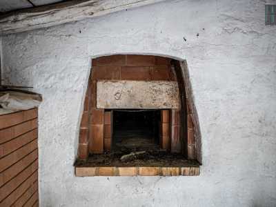 Sotto una tettoia spiovente sbuca poi un vecchio forno a legna attorno al quale un tempo si radunavano i vicini per la preparazione di pizze, focacce e dolci