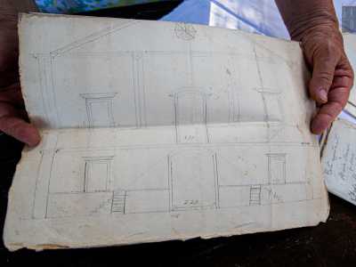 Maria ci mostra il progetto originale. �Lo stile architettonico doveva essere quello neoclassico � afferma �,  ma poi si opt� per una struttura pi� simile a quella tipica delle masserie�