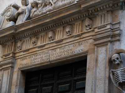 ...e la lugubre ma affascinante Chiesa seicentesca del Purgatorio...