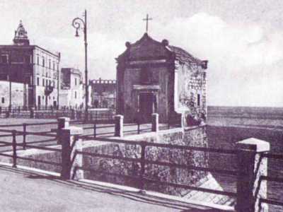...e venne abbattuta la graziosa Santa Maria della Portella che sorgeva sull�attuale largo Vito Maurogiovanni
