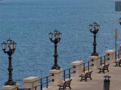 Un�arteria arricchita dalla presenza di 197 iconici lampioni in ferro e da numerose panchine dalle quali si pu� ammirare il blu del mare, senza per� poterlo �toccare�