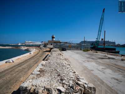 Pochi metri prima della punta del braccio, l� dove si erge il piccolo faro a fasce bianche e nere...