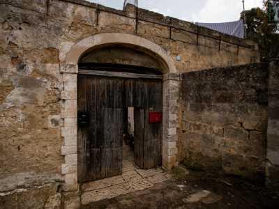 Non ci resta ora che entrare. L�accesso all�immobile � costituito da un antico e malandato portone in legno