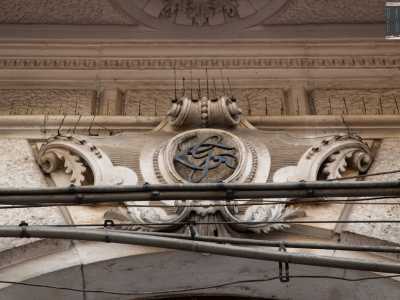 ...situate in corrispondenza della chiave di volta dell�arco