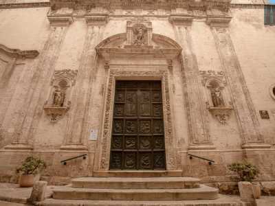Ma � soprattutto il portale ligneo a custodire un forte significato simbolico
