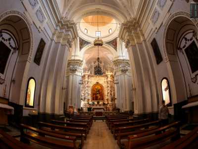 Accediamo ora all�interno della chiesa, che si presenta con una pianta a croce greca a navata unica con le pareti tinte di azzurro arricchite da diversi decori barocchi...