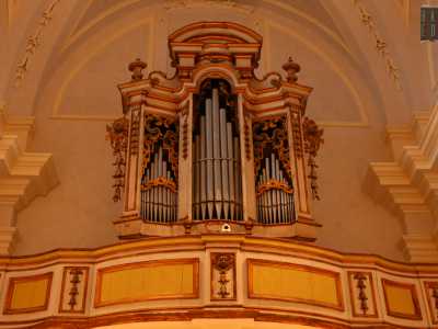 ...tra i quali un settecentesco organo a canne...