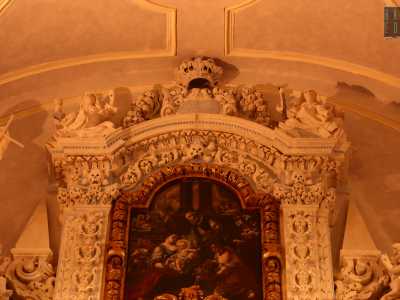La sontuosa opera in pietra culmina in alto con un timpano �arricchito� da tre effigi di teschi