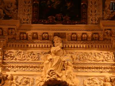 ...statue di santi ed elaborati decori vegetali