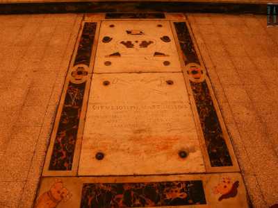 Raggiungiamo infine l�altare maggiore preceduto da una lastra tombale sul pavimento. � la lapide di uno dei tanti defunti appartenenti alla confraternita un tempo sepolti sotto la chiesa