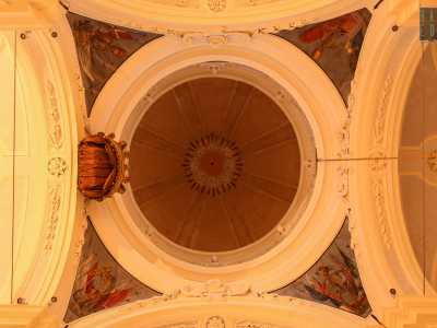 Alzando lo sguardo possiamo ammirare la cupola attorniata da affreschi triangolari...