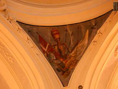 ...che raffigurano scheletri vestiti con abiti e oggetti ecclesiastici con dietro delle bandiere