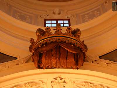 ...e una corona dorata che sormonta l�abside