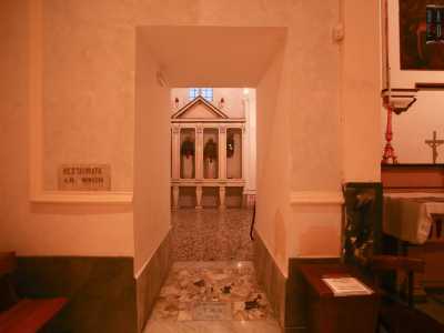 Ma � arrivato il momento di raggiungere la parte pi� macabra e affascinante di tutta la chiesa, la cosiddetta �cappella delle mummie�, costruita nel 1790 dal ricco Vito Antonio Martinelli. Vi accediamo attraverso un varco posto a sinistra dell�ingresso