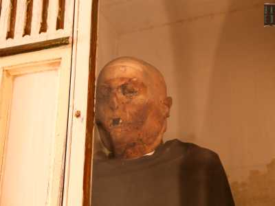 Il processo di conservazione post-mortem avveniva nei cosiddetti putridarium. Si trattava di ambienti sotterranei, presenti in molti dei templi del Purgatorio, dove i corpi dei defunti venivano appoggiati in grandi vasche e lasciati �colare� fin quando i liquidi corporei abbandonavano lo scheletro