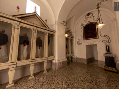 Ci ritroviamo cos� in un ambiente a volte con delle teche in vetro sulle pareti...