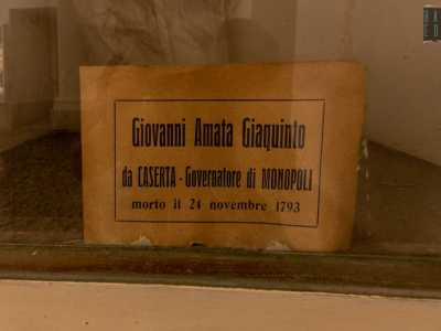 Sono tutti �catalogati� con delle targhette poste in basso che riportano il nome del defunto, la data di morte e la professione svolta in vita