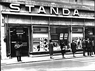 Nel 1931 l�ex direttore di Upim Franco Monzino fond� a Milano la �Societ� Anonima Magazzini Standard�, nome poi modificato nel 1938 in �Standa�